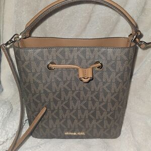 Michael korrs bucket purse